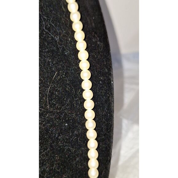 A Vintage Faux Pearl Necklace Grandmacore Mid-Century Elegance - Picture 3 of 7